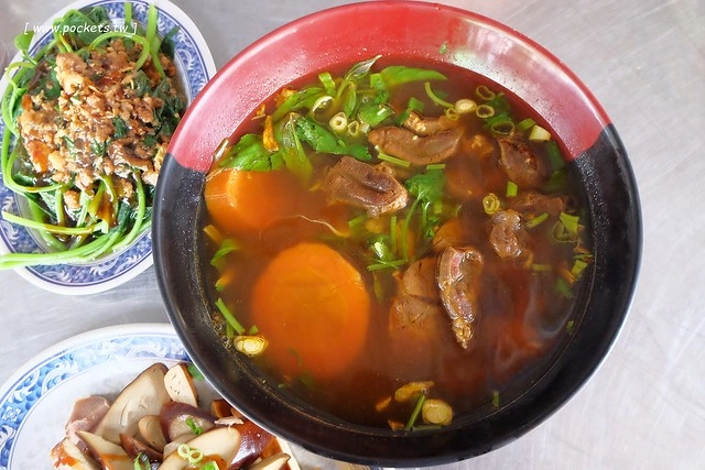 台中南屯|品溱越南河粉.隱身在黎明市場裡的越南小吃店,由越南新娘自已經營 @飛天璇的口袋