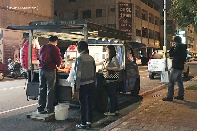 雄麻吉滷味┃台中小吃美食:位於北屯民俗公園前方,晚上才出沒的滷味發財車,滷味好吃又夠味,北屯人宵夜的好夥伴 @飛天璇的口袋