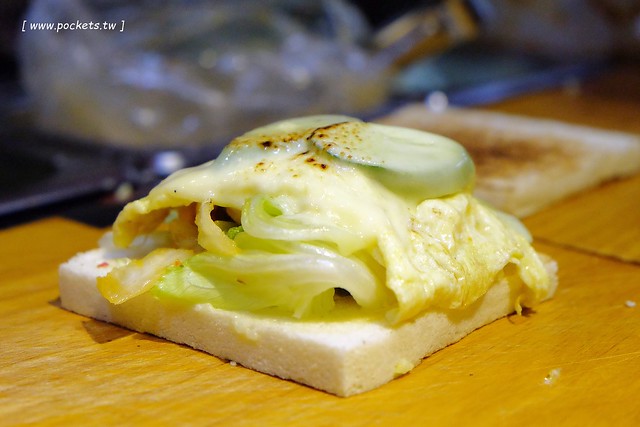 明治時期碳烤吐司|使用小農直送鮮乳、nutella榛果醬、福源花生醬,火爐碳烤肉品降低油脂,料多實在現點現做,品嚐松山區巷弄間的小清新(已歇業) @飛天璇的口袋