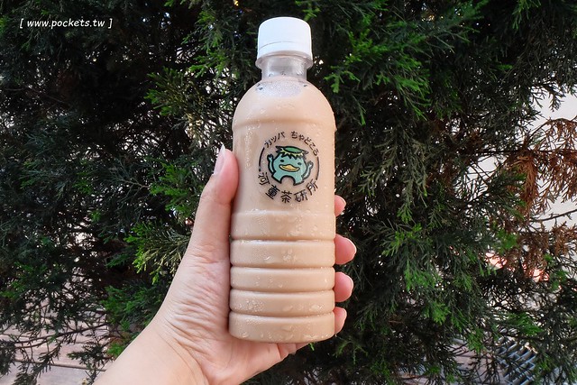 河童茶研所┃一中美食推薦:台中第一間投幣式販賣機的手搖飲料,可愛又吸睛的小河童造型,歪國人之戀、寶寶最愛和神秘奶露三種口味,5/13(五)開賣中 @飛天璇的口袋