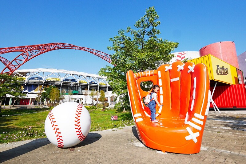 【台中北屯】台中洲際棒球場,台中棒球故事館文創園區,好運來迷你蛋婚宴會館,彩色馬卡龍貨櫃屋,IG打卡拍照和遛小孩的好地方 @飛天璇的口袋