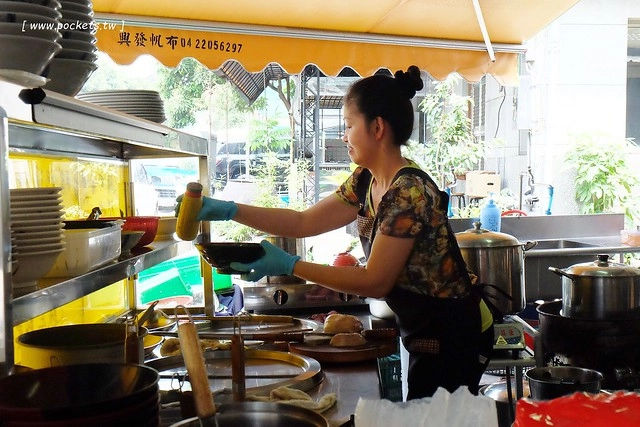 台中南屯|品溱越南河粉.隱身在黎明市場裡的越南小吃店,由越南新娘自已經營 @飛天璇的口袋