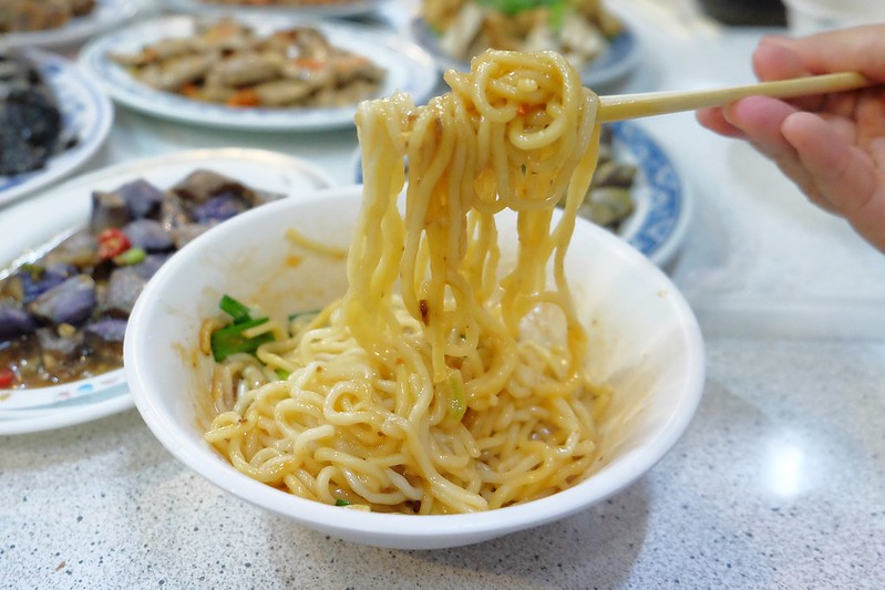 宜蘭鴨肉送|終於吃到傳說中的布丁麵,小菜的表現更出色,一群人剛好可以點滿一桌 @飛天璇的口袋