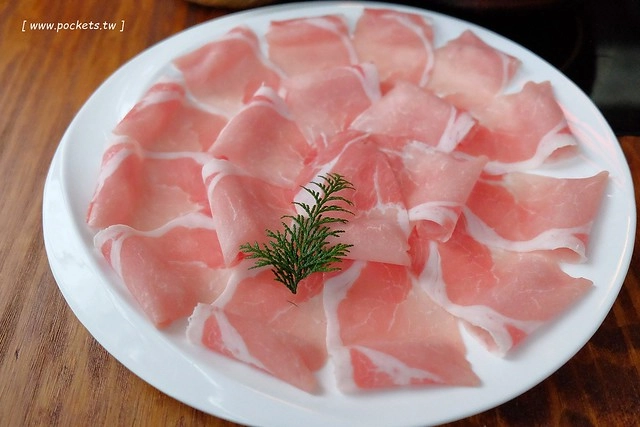 八豆食府精緻鍋物@崇德店┃全新品牌再出發,環境漂亮大器深具質感,食材高級有誠意,有美國金牌極黑和牛、西班牙伊比利豬、智利生凍帝王蟹和花田喜彘紅蘿蔔豬,北屯地區餐廳美食新選擇 @飛天璇的口袋