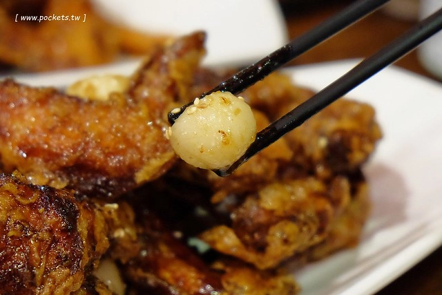 朴大哥的韓式炸雞┃逢甲美食餐廳:品嚐韓國老闆開的炸雞店,炸雞鹹甜酥脆又入味,搬了家後環境更乾淨寬敞,逢甲超人氣必吃美食推薦 @飛天璇的口袋