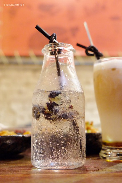 昨日花卷┃台中西區美食:Fusion創意料理作法,將各國料理融入菜色,新菜單正式上市,打卡破百送開胃菜,商業午餐送飲料,週五夜晚啤酒買一送一 @飛天璇的口袋