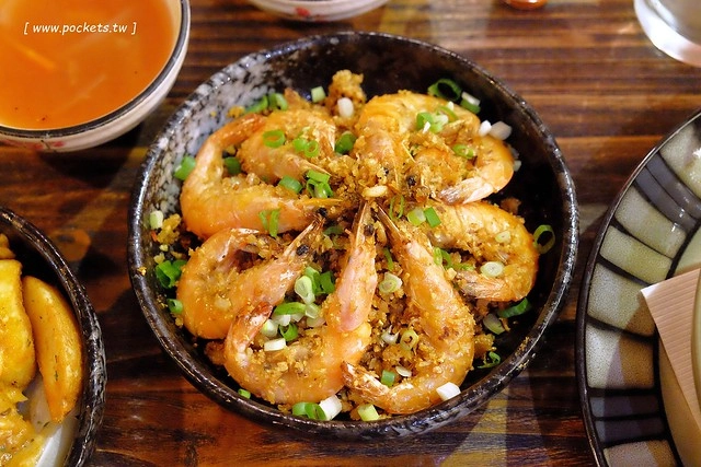 昨日花卷┃台中西區美食:Fusion創意料理作法,將各國料理融入菜色,新菜單正式上市,打卡破百送開胃菜,商業午餐送飲料,週五夜晚啤酒買一送一 @飛天璇的口袋