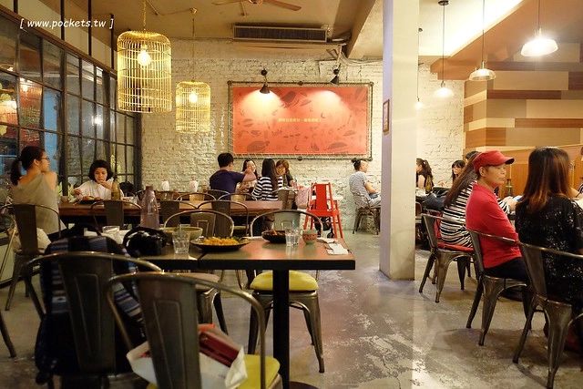 昨日花卷┃台中西區美食:Fusion創意料理作法,將各國料理融入菜色,新菜單正式上市,打卡破百送開胃菜,商業午餐送飲料,週五夜晚啤酒買一送一 @飛天璇的口袋