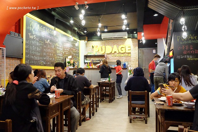 朴大哥的韓式炸雞┃逢甲美食餐廳:品嚐韓國老闆開的炸雞店,炸雞鹹甜酥脆又入味,搬了家後環境更乾淨寬敞,逢甲超人氣必吃美食推薦 @飛天璇的口袋