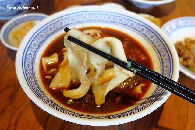 段純貞牛肉麵┃台中西區美食:新竹超人氣牛肉麵店,台中公益路小吃美食再一發,網路票選全台十大牛肉麵店,推薦燉番茄牛肉手打麵,小菜選擇性也很多 @飛天璇的口袋