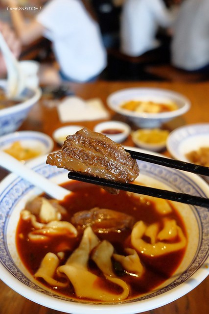 段純貞牛肉麵┃台中西區美食:新竹超人氣牛肉麵店,台中公益路小吃美食再一發,網路票選全台十大牛肉麵店,推薦燉番茄牛肉手打麵,小菜選擇性也很多 @飛天璇的口袋