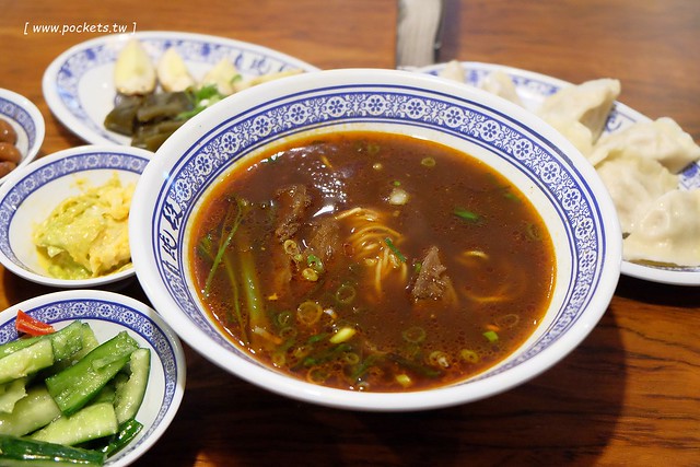 段純貞牛肉麵┃台中西區美食:新竹超人氣牛肉麵店,台中公益路小吃美食再一發,網路票選全台十大牛肉麵店,推薦燉番茄牛肉手打麵,小菜選擇性也很多 @飛天璇的口袋
