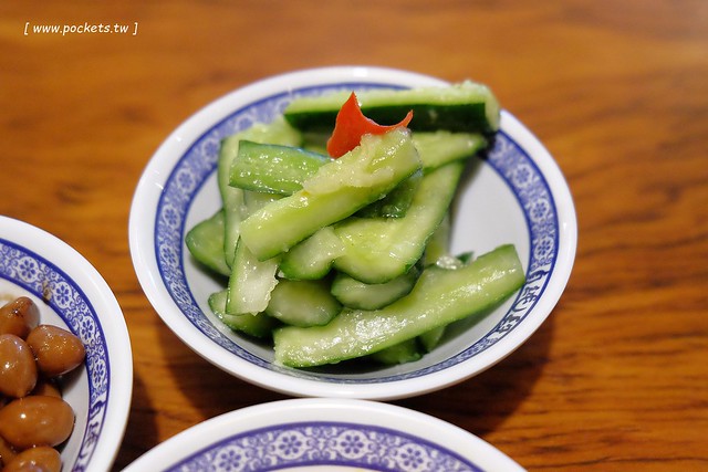 段純貞牛肉麵┃台中西區美食:新竹超人氣牛肉麵店,台中公益路小吃美食再一發,網路票選全台十大牛肉麵店,推薦燉番茄牛肉手打麵,小菜選擇性也很多 @飛天璇的口袋