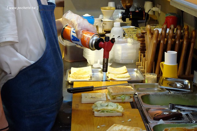 明治時期碳烤吐司|使用小農直送鮮乳、nutella榛果醬、福源花生醬,火爐碳烤肉品降低油脂,料多實在現點現做,品嚐松山區巷弄間的小清新(已歇業) @飛天璇的口袋