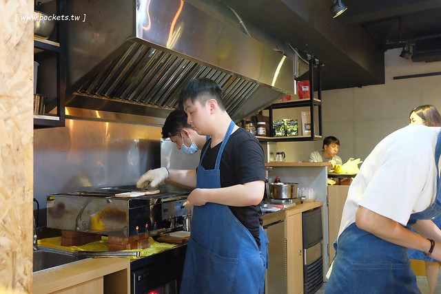 明治時期碳烤吐司|使用小農直送鮮乳、nutella榛果醬、福源花生醬,火爐碳烤肉品降低油脂,料多實在現點現做,品嚐松山區巷弄間的小清新(已歇業) @飛天璇的口袋