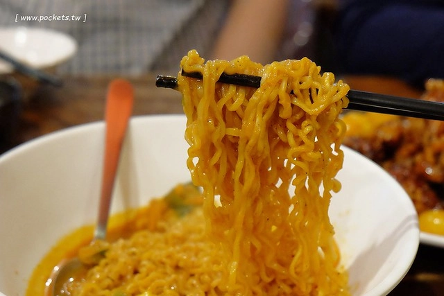 朴大哥的韓式炸雞┃逢甲美食餐廳:品嚐韓國老闆開的炸雞店,炸雞鹹甜酥脆又入味,搬了家後環境更乾淨寬敞,逢甲超人氣必吃美食推薦 @飛天璇的口袋