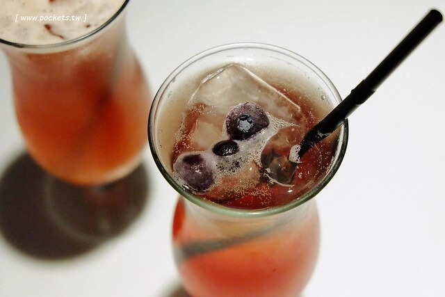 Ping 18 日法輕食┃台中西屯美食:老闆是藍帶學校畢業的,料理結合日式和法式的創意,推薦海味金沙義大利麵和松露牛肝菌燉飯,新菜單上市選擇性更多 @飛天璇的口袋