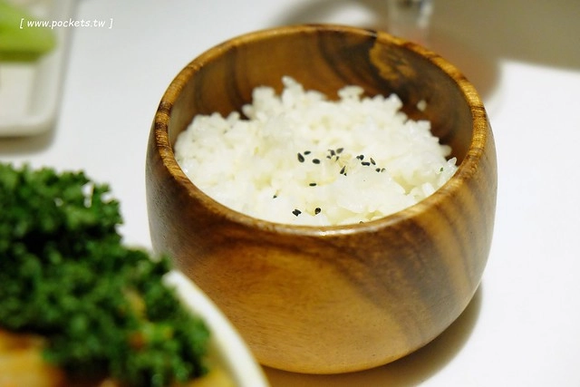 Ping 18 日法輕食┃台中西屯美食:老闆是藍帶學校畢業的,料理結合日式和法式的創意,推薦海味金沙義大利麵和松露牛肝菌燉飯,新菜單上市選擇性更多 @飛天璇的口袋