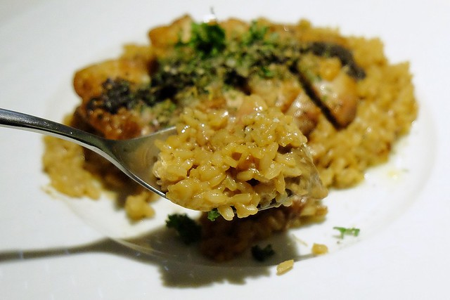 Ping 18 日法輕食┃台中西屯美食:老闆是藍帶學校畢業的,料理結合日式和法式的創意,推薦海味金沙義大利麵和松露牛肝菌燉飯,新菜單上市選擇性更多 @飛天璇的口袋