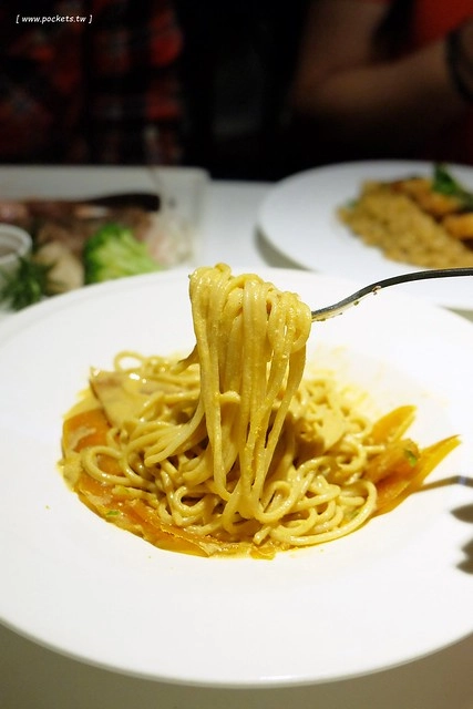 Ping 18 日法輕食┃台中西屯美食:老闆是藍帶學校畢業的,料理結合日式和法式的創意,推薦海味金沙義大利麵和松露牛肝菌燉飯,新菜單上市選擇性更多 @飛天璇的口袋