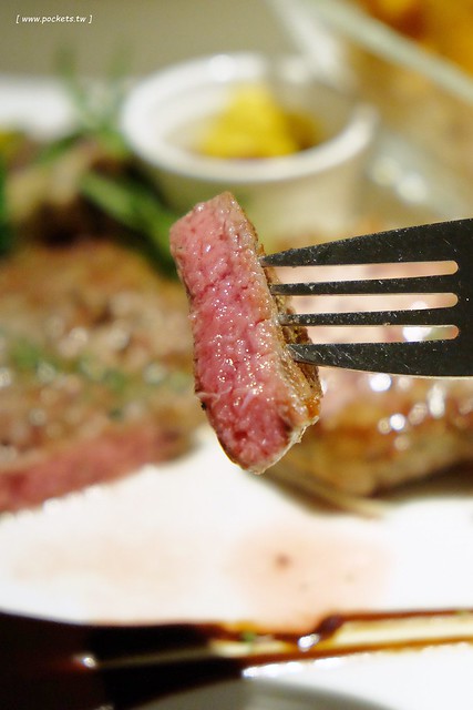 Ping 18 日法輕食┃台中西屯美食:老闆是藍帶學校畢業的,料理結合日式和法式的創意,推薦海味金沙義大利麵和松露牛肝菌燉飯,新菜單上市選擇性更多 @飛天璇的口袋