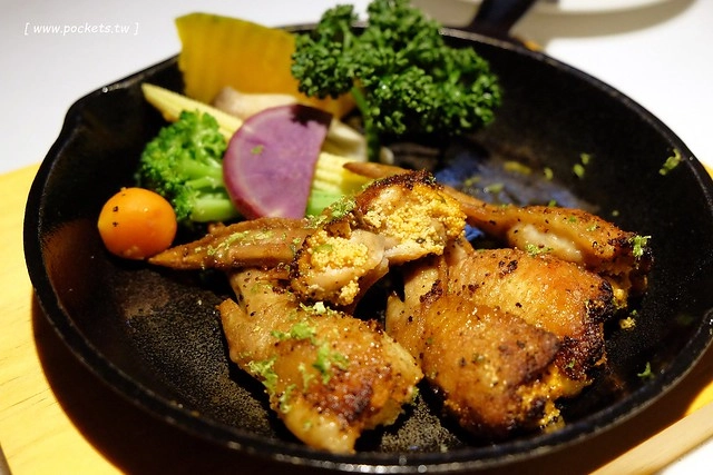 Ping 18 日法輕食┃台中西屯美食:老闆是藍帶學校畢業的,料理結合日式和法式的創意,推薦海味金沙義大利麵和松露牛肝菌燉飯,新菜單上市選擇性更多 @飛天璇的口袋