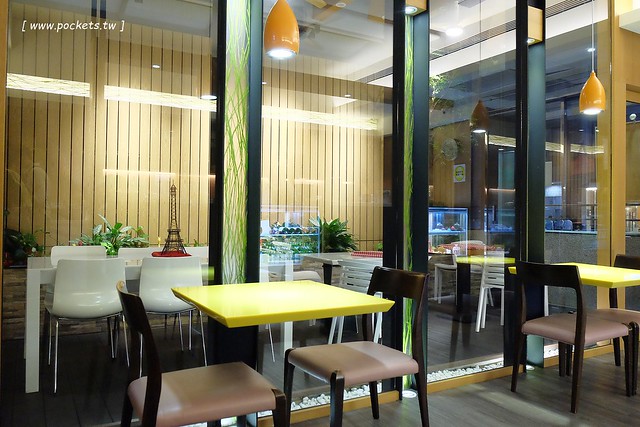 Ping 18 日法輕食┃台中西屯美食:老闆是藍帶學校畢業的,料理結合日式和法式的創意,推薦海味金沙義大利麵和松露牛肝菌燉飯,新菜單上市選擇性更多 @飛天璇的口袋