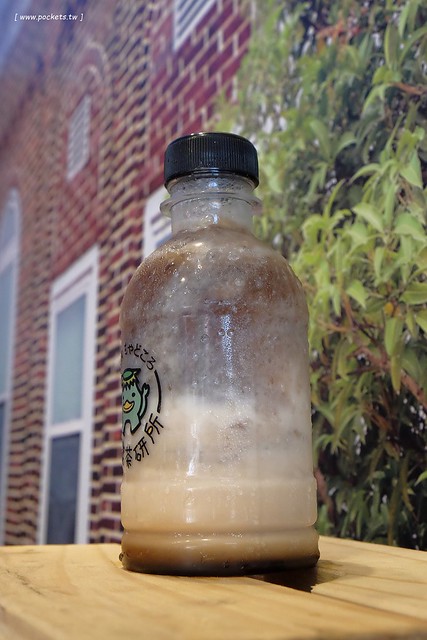 河童茶研所┃一中美食推薦:台中第一間投幣式販賣機的手搖飲料,可愛又吸睛的小河童造型,歪國人之戀、寶寶最愛和神秘奶露三種口味,5/13(五)開賣中 @飛天璇的口袋