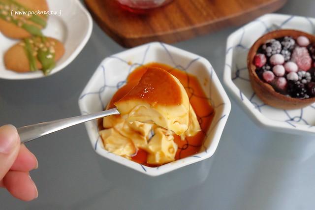 小森空間.Komori┃台中北區美食:充滿無印良品氛圍的日系小店,以手作甜點和中式花茶為主,店裡有很多可愛的卡通公仔,地下室做為藝術作品展覽空間 @飛天璇的口袋