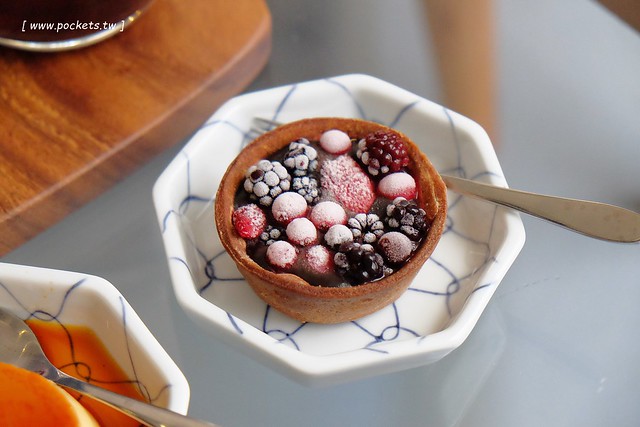 小森空間.Komori┃台中北區美食:充滿無印良品氛圍的日系小店,以手作甜點和中式花茶為主,店裡有很多可愛的卡通公仔,地下室做為藝術作品展覽空間 @飛天璇的口袋