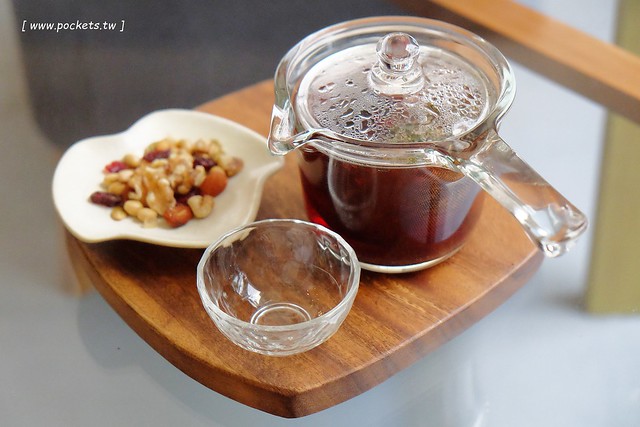 小森空間.Komori┃台中北區美食:充滿無印良品氛圍的日系小店,以手作甜點和中式花茶為主,店裡有很多可愛的卡通公仔,地下室做為藝術作品展覽空間 @飛天璇的口袋