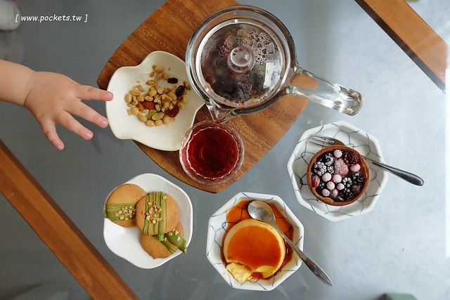 小森空間.Komori┃台中北區美食:充滿無印良品氛圍的日系小店,以手作甜點和中式花茶為主,店裡有很多可愛的卡通公仔,地下室做為藝術作品展覽空間 @飛天璇的口袋