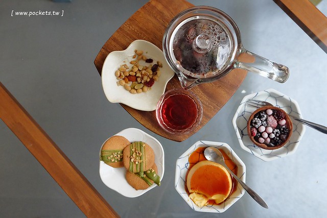 小森空間.Komori┃台中北區美食:充滿無印良品氛圍的日系小店,以手作甜點和中式花茶為主,店裡有很多可愛的卡通公仔,地下室做為藝術作品展覽空間 @飛天璇的口袋