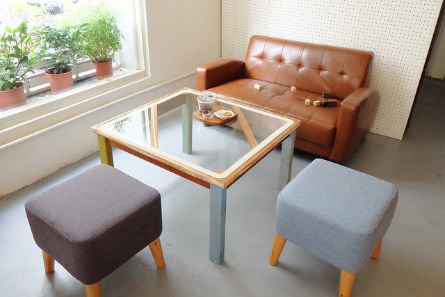 小森空間.Komori┃台中北區美食:充滿無印良品氛圍的日系小店,以手作甜點和中式花茶為主,店裡有很多可愛的卡通公仔,地下室做為藝術作品展覽空間 @飛天璇的口袋