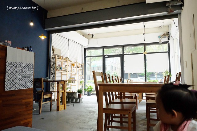 小森空間.Komori┃台中北區美食:充滿無印良品氛圍的日系小店,以手作甜點和中式花茶為主,店裡有很多可愛的卡通公仔,地下室做為藝術作品展覽空間 @飛天璇的口袋