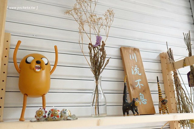 小森空間.Komori┃台中北區美食:充滿無印良品氛圍的日系小店,以手作甜點和中式花茶為主,店裡有很多可愛的卡通公仔,地下室做為藝術作品展覽空間 @飛天璇的口袋