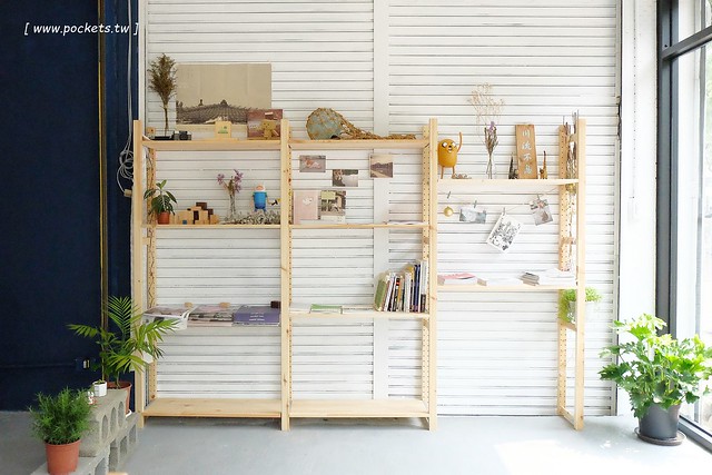 小森空間.Komori┃台中北區美食:充滿無印良品氛圍的日系小店,以手作甜點和中式花茶為主,店裡有很多可愛的卡通公仔,地下室做為藝術作品展覽空間 @飛天璇的口袋