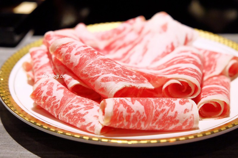 嗑肉石鍋┃台中北屯:個人覺得CP值很高的小火鍋店,昌平店鄰近東光市場,$999元雙人海陸餐新鮮有誠意 @飛天璇的口袋