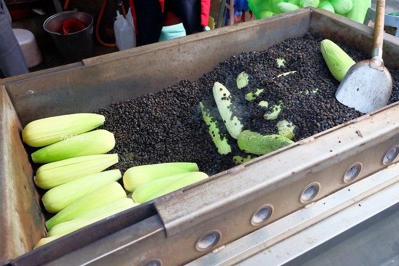 黑石頭碳烤玉米┃台中大甲:鎮瀾宮前超人氣烤玉米攤,用石頭先燜之後再烤,特殊醬料令人難忘 @飛天璇的口袋