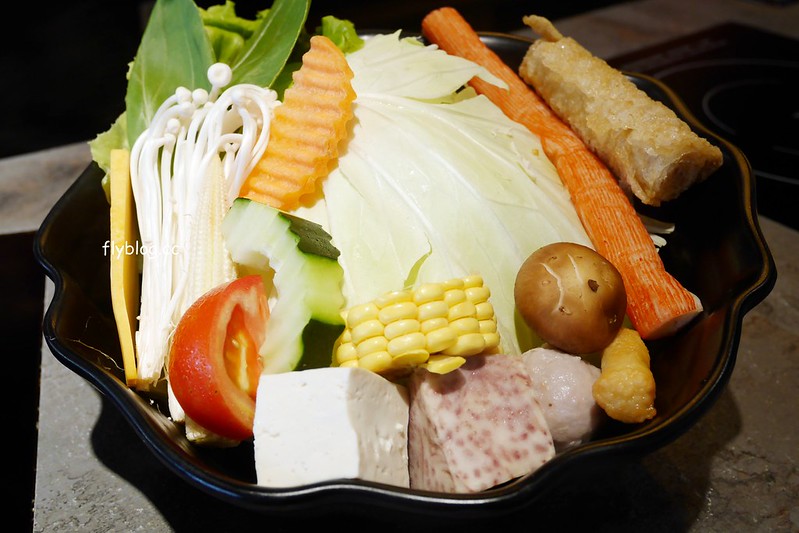 嗑肉石鍋┃台中南屯:一個人也可以享用小火鍋,肉質不錯海鮮有誠意,只是不喜歡吧檯設計 @飛天璇的口袋