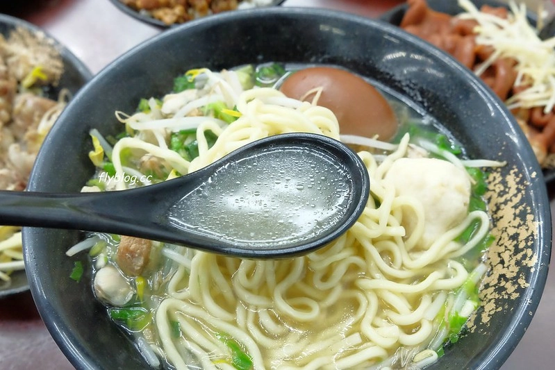 阿添蛤仔麵┃台中南屯:來自彰化30年老字號美食,台中南屯也吃的到,小菜選擇性多,蛤仔麵料多有誠意 @飛天璇的口袋