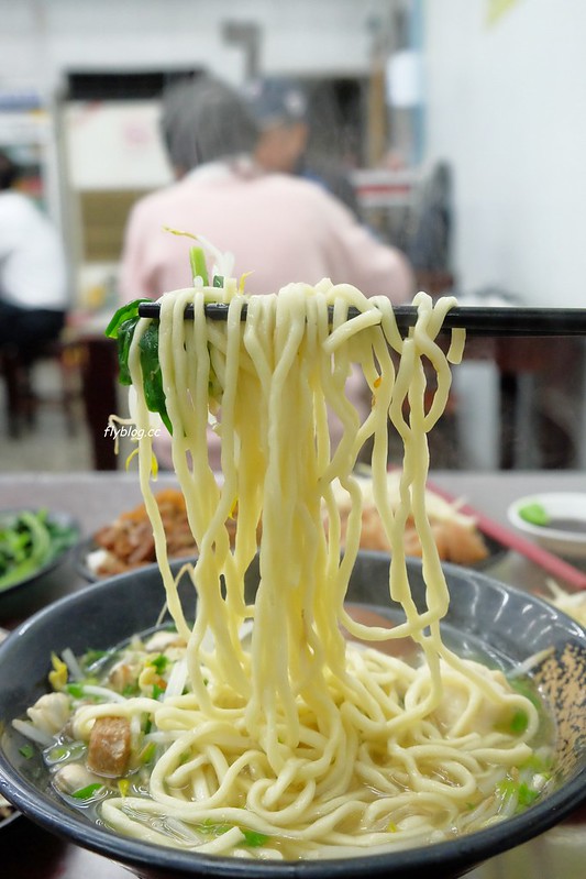 阿添蛤仔麵┃台中南屯:來自彰化30年老字號美食,台中南屯也吃的到,小菜選擇性多,蛤仔麵料多有誠意 @飛天璇的口袋