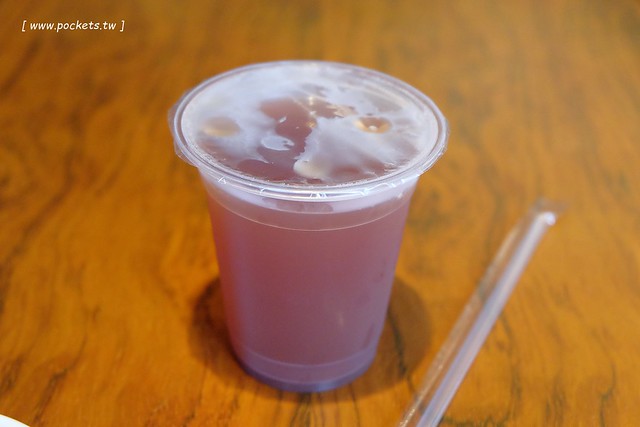 段純貞牛肉麵┃台中西區美食:新竹超人氣牛肉麵店,台中公益路小吃美食再一發,網路票選全台十大牛肉麵店,推薦燉番茄牛肉手打麵,小菜選擇性也很多 @飛天璇的口袋