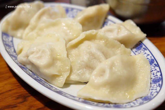 段純貞牛肉麵┃台中西區美食:新竹超人氣牛肉麵店,台中公益路小吃美食再一發,網路票選全台十大牛肉麵店,推薦燉番茄牛肉手打麵,小菜選擇性也很多 @飛天璇的口袋