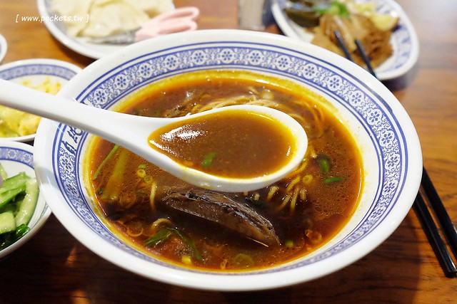 段純貞牛肉麵┃台中西區美食:新竹超人氣牛肉麵店,台中公益路小吃美食再一發,網路票選全台十大牛肉麵店,推薦燉番茄牛肉手打麵,小菜選擇性也很多 @飛天璇的口袋