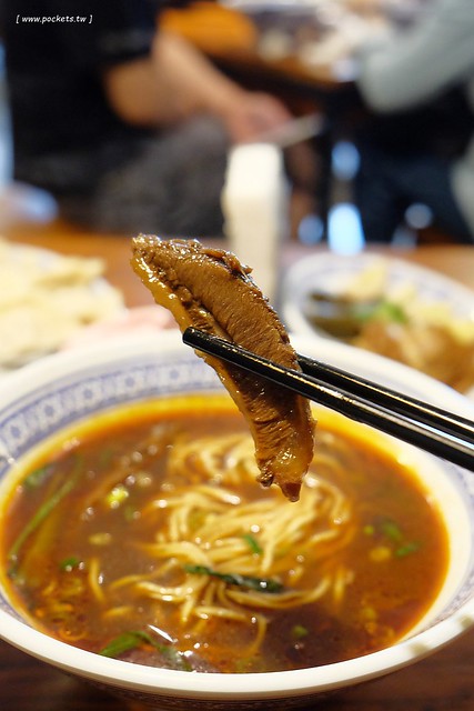 段純貞牛肉麵┃台中西區美食:新竹超人氣牛肉麵店,台中公益路小吃美食再一發,網路票選全台十大牛肉麵店,推薦燉番茄牛肉手打麵,小菜選擇性也很多 @飛天璇的口袋