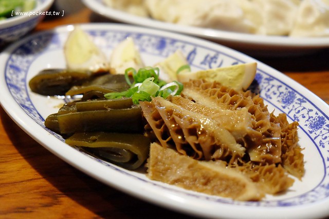 段純貞牛肉麵┃台中西區美食:新竹超人氣牛肉麵店,台中公益路小吃美食再一發,網路票選全台十大牛肉麵店,推薦燉番茄牛肉手打麵,小菜選擇性也很多 @飛天璇的口袋