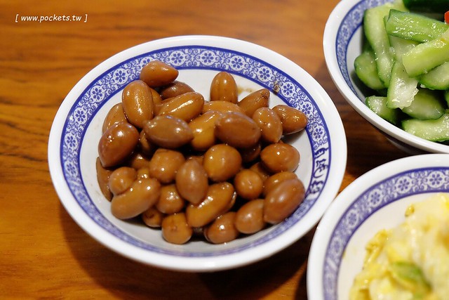 段純貞牛肉麵┃台中西區美食:新竹超人氣牛肉麵店,台中公益路小吃美食再一發,網路票選全台十大牛肉麵店,推薦燉番茄牛肉手打麵,小菜選擇性也很多 @飛天璇的口袋