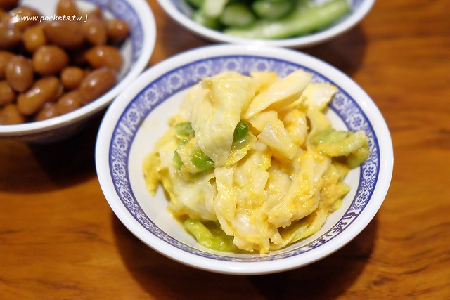 段純貞牛肉麵┃台中西區美食:新竹超人氣牛肉麵店,台中公益路小吃美食再一發,網路票選全台十大牛肉麵店,推薦燉番茄牛肉手打麵,小菜選擇性也很多 @飛天璇的口袋