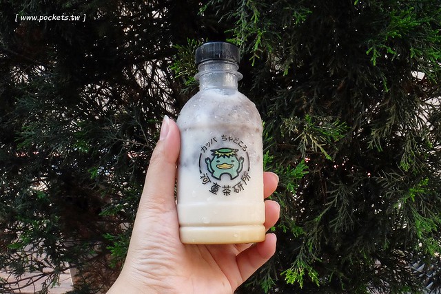 河童茶研所┃一中美食推薦:台中第一間投幣式販賣機的手搖飲料,可愛又吸睛的小河童造型,歪國人之戀、寶寶最愛和神秘奶露三種口味,5/13(五)開賣中 @飛天璇的口袋